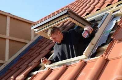 Pose de fenêtre de toit et velux par un couvreur à Jau-Dignac-et-Loirac